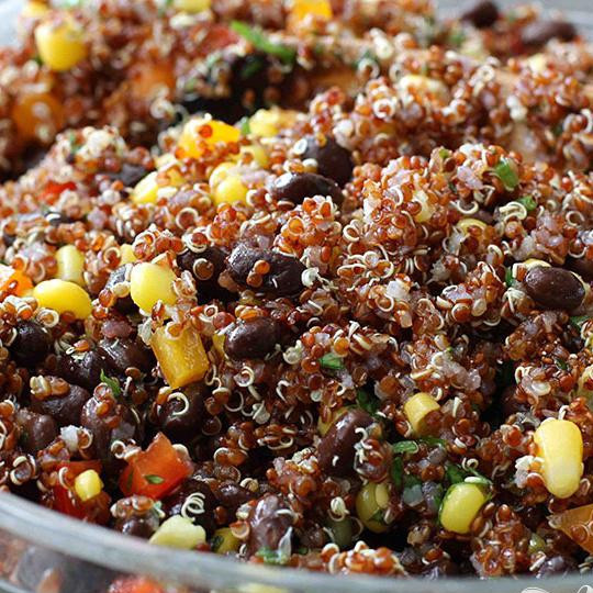 1. Этап. Салат из лебеды: Осторожно перемешайте.