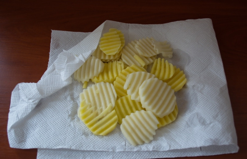 1. Этап. Картофельное рагу с мясом: Картофель обсушить салфетками.