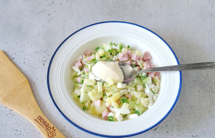 1. Этап. Окрошка на воде с уксусом и майонезом: В тарелку выложите порцию нарезанных ингредиентов, добавьте столовую ложку майонеза, уксус и соль по вкусу, Налейте воду до желаемой густоты, перемешайте.