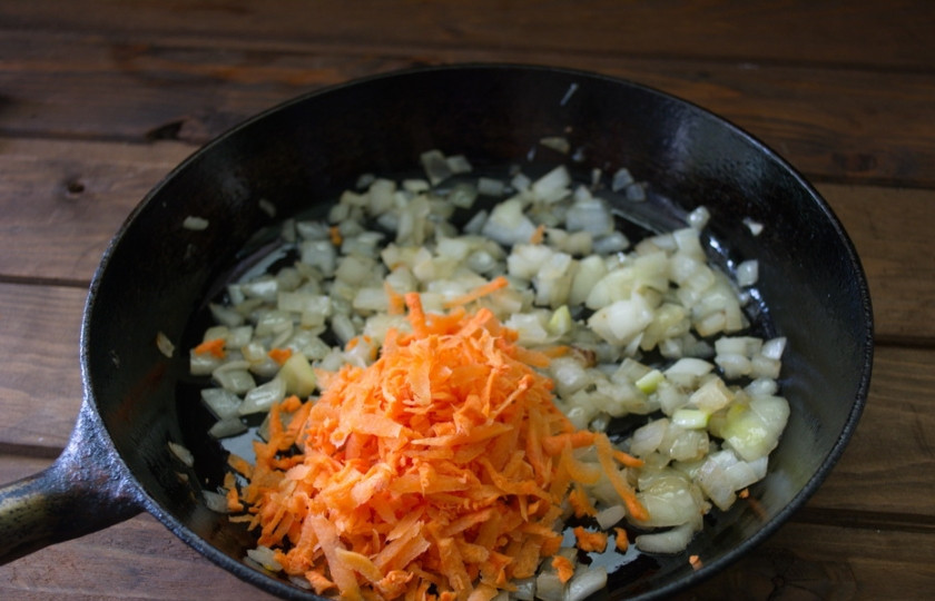 1. Этап. Запеканка мясная с овощами: Добавьте морковку, перемешайте. Тушите 3-5 минут.