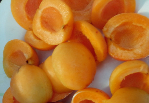 1. Этап. Пирог с жерделами и яблоками: Жерделы или абрикосы моём и разрезаем пополам