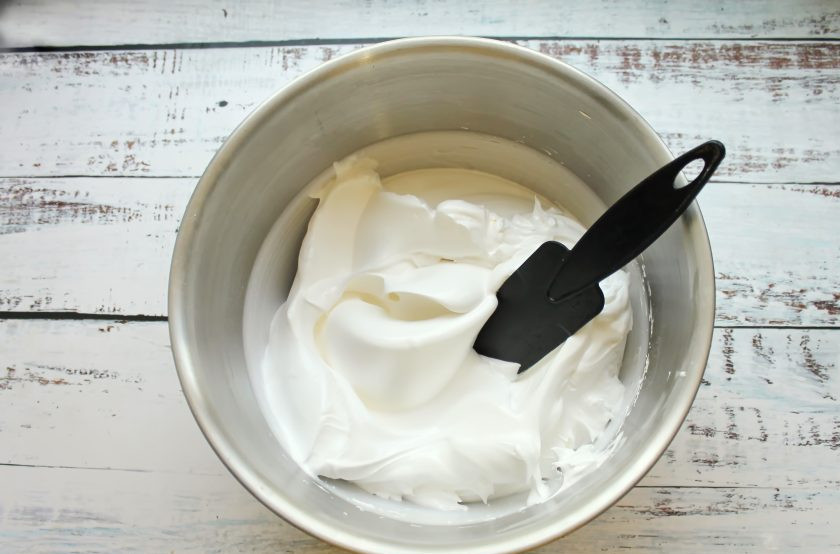 1. Этап. Меренговый рулет с мандаринами: Добавьте в меренгу крахмал и аккуратно перемешайте.