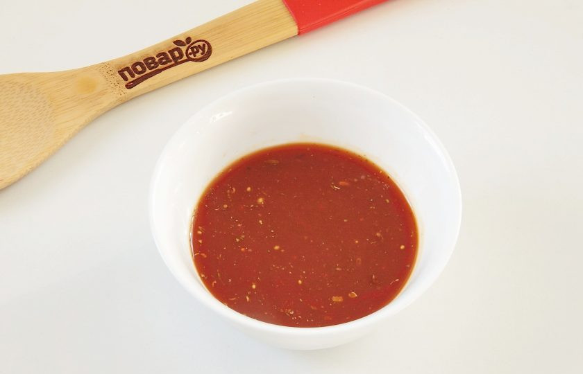 1. Этап. Свинина с лапшой по-азиатски: 6. Приготовьте соус. Для этого смешайте апельсиновый сок, соевый соус, сахар, томатную пасту и специи.