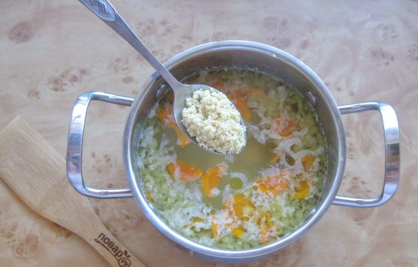 1. Этап. Томатный суп с треской: Через 15 минут всыпьте в суп пшено, которое предварительно тщательно помойте.