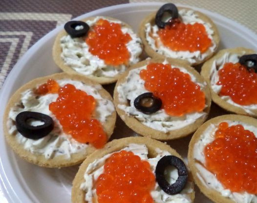 1. Этап. Тарталетки на праздничный стол: 5. Подаем тарталетки на праздничный стол на большом блюде.