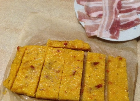 1. Этап. Полента с вялеными помидорами в беконе: 7. Полента остыла, нарезаем ее брусочками.