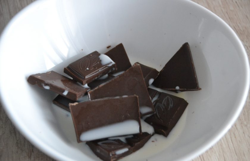 1. Этап. Эклеры со сметанным кремом: Шоколад поломайте на кусочки, влейте 2 ст. ложки молока и растопите короткими импульсами по 15 секунд в микроволновой печи. Смешайте до однородности шоколадную массу.