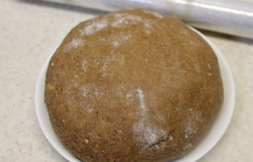 1. Этап. Медово-имбирные пряники: Белую пшеничную муку добавляем небольшими порциями и замешиваем тесто. Тесто получается мягкое, собираем его в комок, накрываем пищевой пленкой и убираем в холодильник на час.