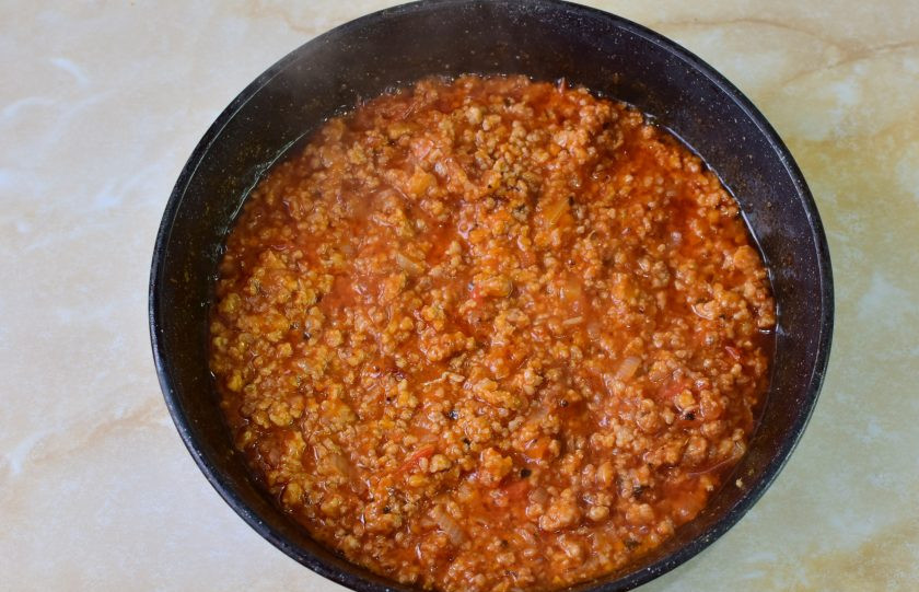 1. Этап. Спагетти по-болонски: Томатный соус с фаршем готов.