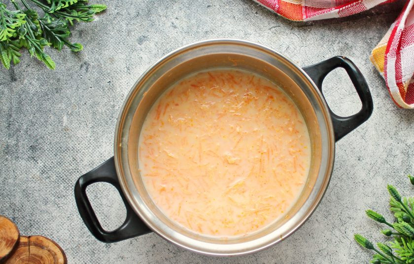 1. Этап. Морковное тесто: В кастрюлю налейте воду, молоко и добавьте тертую морковь. Поставьте все на средний огонь и доведите до кипения. Убавьте огонь и варите в течение 15 минут.