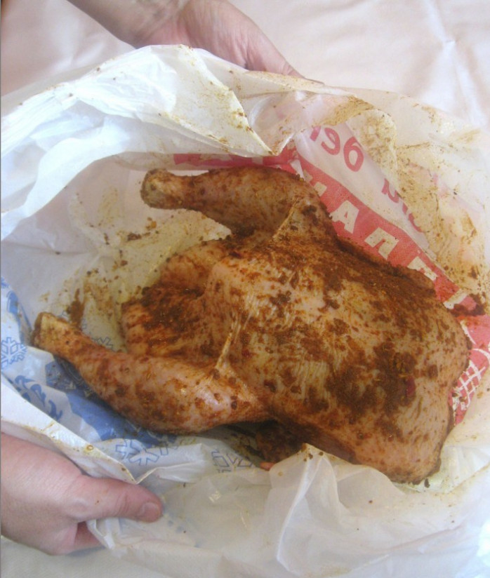 1. Этап. Курица гриль в духовке: 3. Обматываем курицу целофановым пакетом достаточно туго, можно даже связать. И - настаиваться в холодильнике на пару часов, а лучше - на ночь.