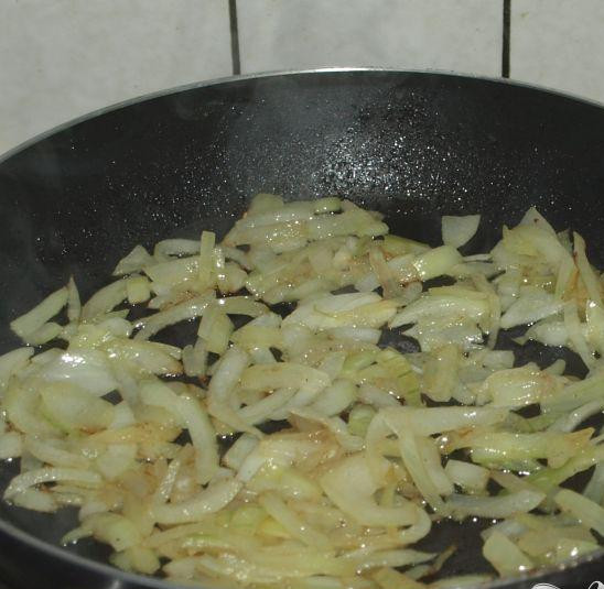 1. Этап. Запеченное мясо по-английски: 3. В сковородку влить оставшееся растительное масло, нагреть на среднем огне и добавить лук. Жарить, постоянно помешивая, в течении 5 минут, пока лук не размякнет. Посыпать мукой и жарить, помешивая, еще минуту. Мука нужна, чтобы загустить соус.