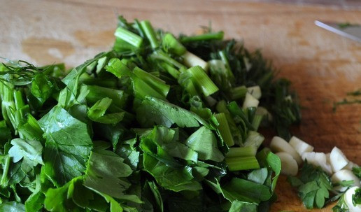 1. Этап. Фаршированные помидоры: Мелко нарезать зелень и чеснок.