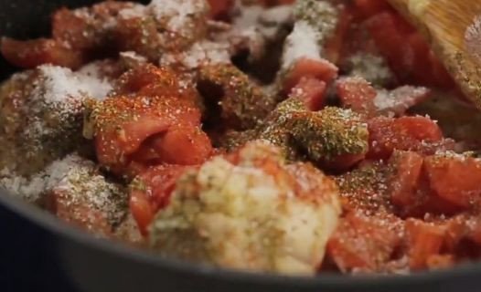 1. Этап. Рагу под соусом: 4. Добавляем соль и приправы. Это блюдо любит набор трав грузинской кухни.