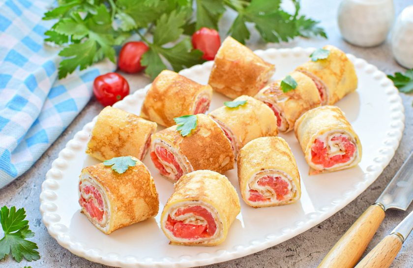 1. Этап. Блинные рулеты с рыбой: Нарежьте блин на рулетики, выложите на тарелку и подавайте к столу.