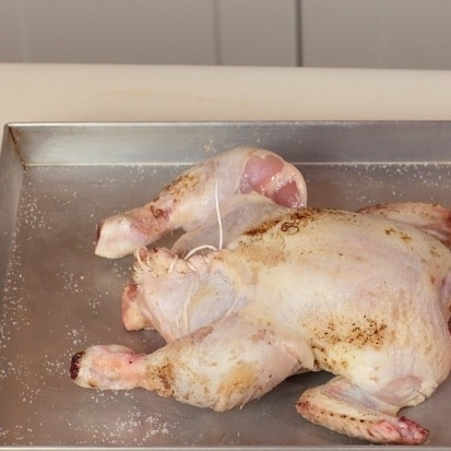 1. Этап. Фаршированный цыпленок: Ниткой свяжите крылья цыпленка - и в духовку. Выпекать 45 минут при 200 градусах, время от времени смазывая цыпленка растопленным маслом.