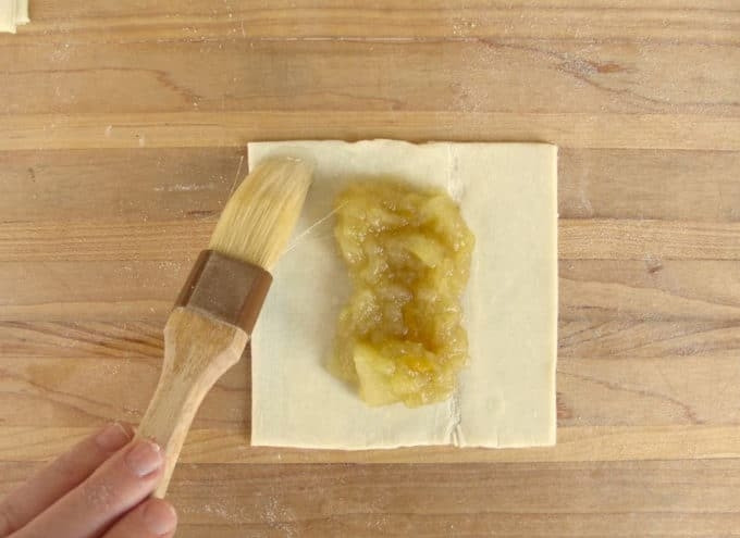 1. Этап. Яблочные слойки с корицей: 5. А края смажьте оставленным яблочным соком.