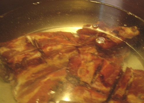 1. Этап. Ребрышки по-техасски: 2. Ставим на огонь кастрюлю с водой, воду солим и доводим до кипения. Выкладываем в кипящую воду ребрышки и варим в течение 30 минут на слабом огне.