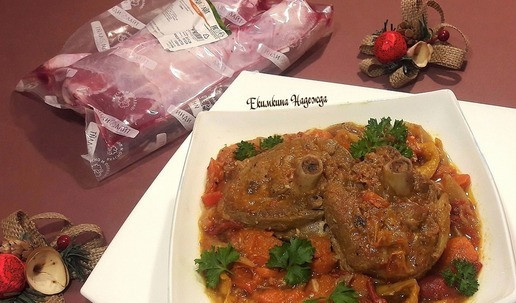 1. Этап. Оссобуко из индейки к Новогоднему столу: В посуду для подачи - выложить овощной соус, сверху голяшки. Украсить зеленью! Волшебно вкусно!