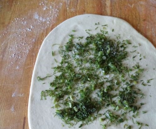 1. Этап. Лепешки вместо хлеба: 3. Тесто распределите на три части. Раскатайте каждую часть в пласт. Присыпьте каждый пласт сверху нарезанным укропом.