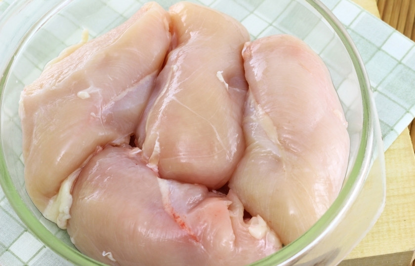 1. Этап. Курица в коньяке: Приготовьте куриное филе. Помойте и выложите в глубокую чашку.