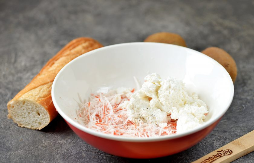 1. Этап. Бутерброды со сливочным сыром, киви и крабовыми палочками: Крабовые палочки натрите на терке мелкой стружкой, переложите в глубокую миску. Добавьте к палочкам любимый творожный сыр, соль и немного перца по вкусу. При желании можно капнуть немного майонеза. Массу перемешайте до пастообразного состояния.