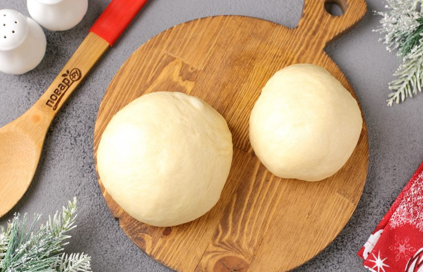 1. Этап. Мясной пирог Лапа тигра: Готовое тесто разделите на 2 неравные части, одна должна быть чуть больше другой.