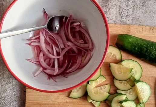 1. Этап. Огуречный салат с сыровяленой индейкой: Огурец нарезаем тонкими полу-дольками.