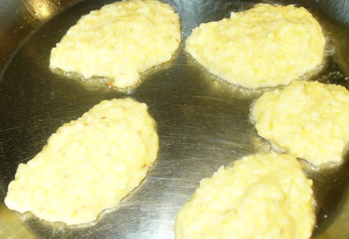 1. Этап. Биточки по-белорусски: Теперь наливаем на сковороду растительное масло и нагреваем его, в горячее масло столовой ложкой выкладываем приготовленную из каши смесь.