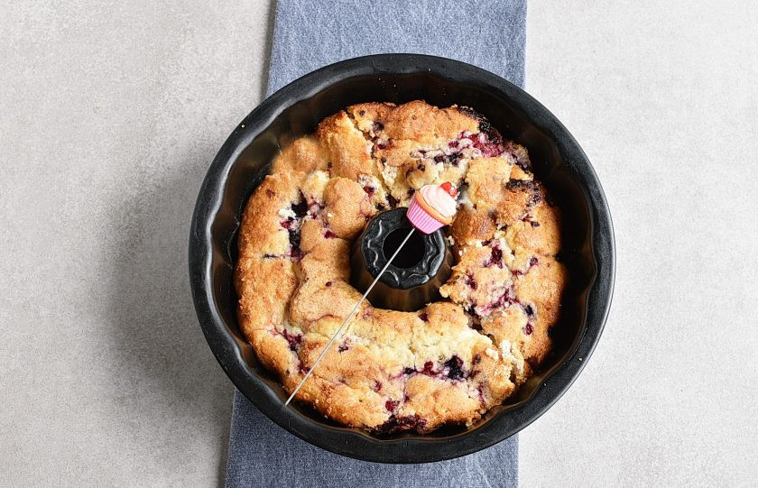 1. Этап. Быстрый пирог с ягодами: Проверьте готовность пирога шпажкой. При прокалывании пирога она должна оставаться сухой.