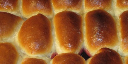 1. Этап. Сладкие пирожки с вишней: 5. Вот такие красивые получаются наши пирожки. Даем им немного остыть и выкладываем на блюдо. С готовым дрожжевым тестом приготовить их можно на 1,5 часа.