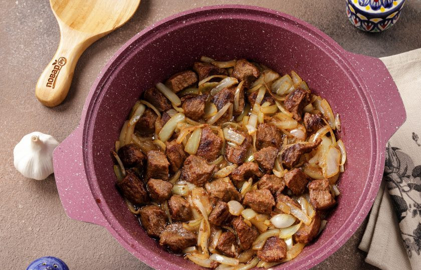 1. Этап. Плов с нутом и рисом: Добавьте нарезанный полукольцами или четвертинками лук. Влейте ещё масло, если необходимо и обжаривайте, периодически помешивая, в течение 5-10 минут.