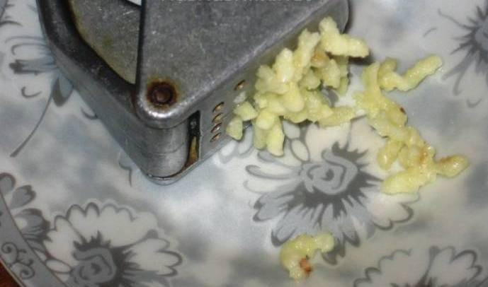 1. Этап. Гранатовый соус для шашлыка: Чеснок почистите и пропустите через чеснокодавилку.