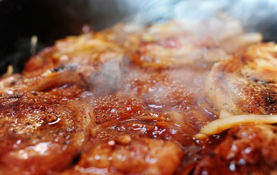 1. Этап. Жареные стейки свинины: 8. Томите еще несколько минут на среднем огне, периодически встряхивая сковороду, до полной готовности мяса.