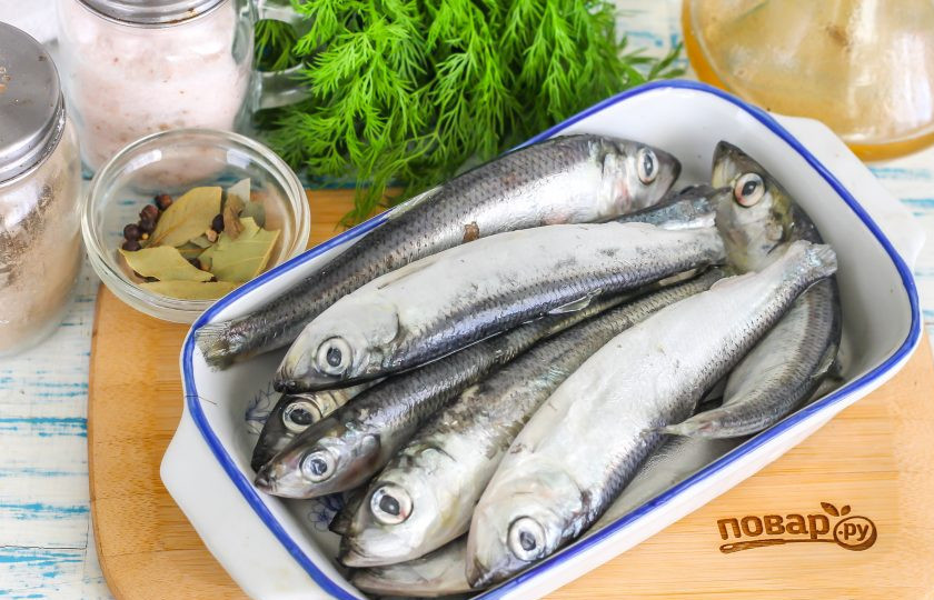 1. Этап. Салака в мультиварке: Подготовьте указанные ингредиенты.