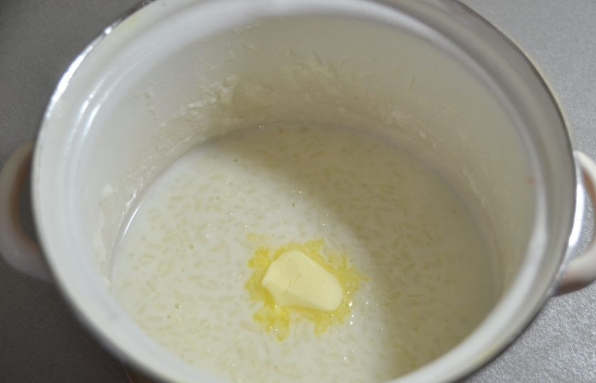 1. Этап. Бабушкина каша: Когда каша будет почти готова, добавьте сливочное масло.