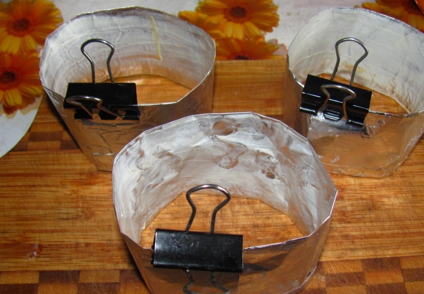 1. Этап. Крампет: 3. Делаем специальные формы для выпечки. Фольгу складываем в 2-3 слоя, смазываем сливочным маслом и делаем круглую форму. Закрепить форму можно канцелярскими скрепками или скобами.