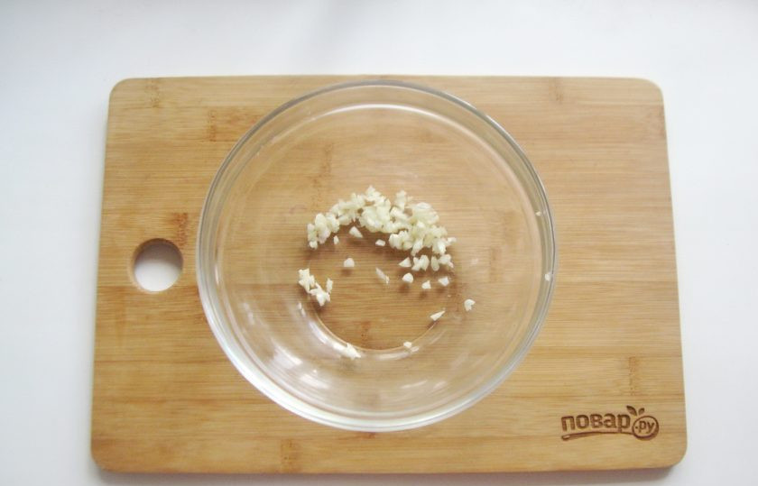 1. Этап. Морковь по-корейски с опятами: Приготовьте маринад для моркови. Чеснок измельчите и выложите в миску.