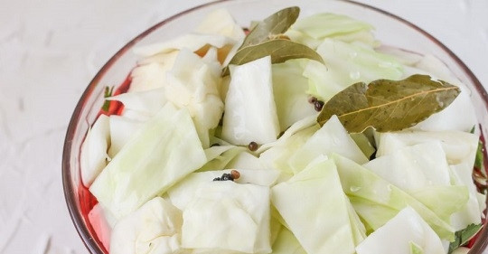 1. Этап. Пелюстка: 5. Залейте горячим маринадом.