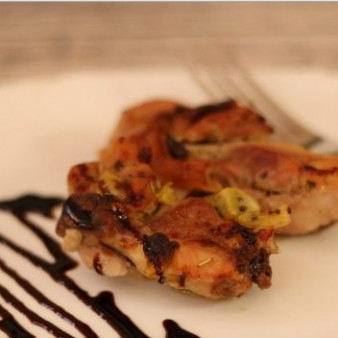 Курица с киви в духовке