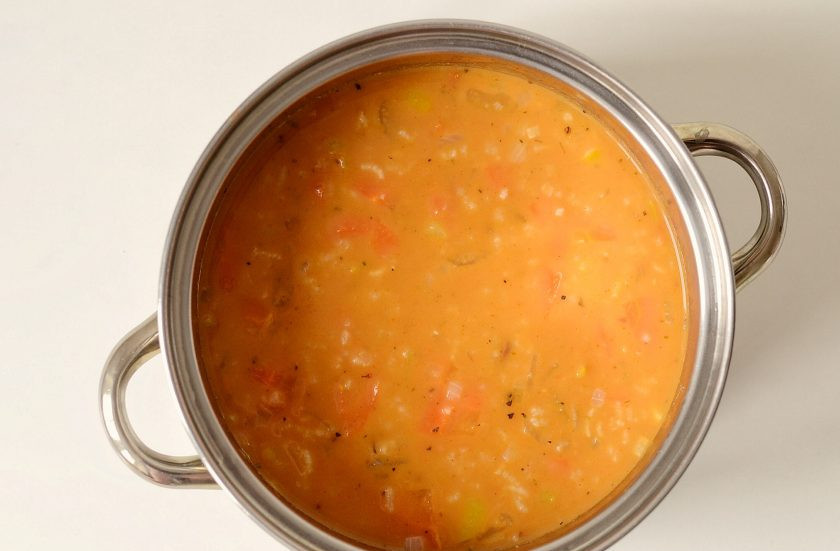 1. Этап. Карибский суп: Посолите суп по вкусу и проварите еще 10 минут.