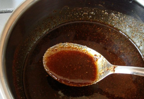 1. Этап. Пряники по ГОСТу: 2. Теперь можно добавить оставшийся сахар и специи. Поставьте на плиту и на медленном огне, помешивая, растворите сахар полностью.