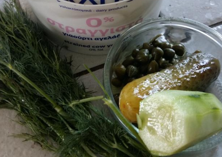 1. Этап. Соус к овощам гриль: Для начала подготовьте все необходимые ингредиенты. Свежий огурец промойте и очистите от кожуры.