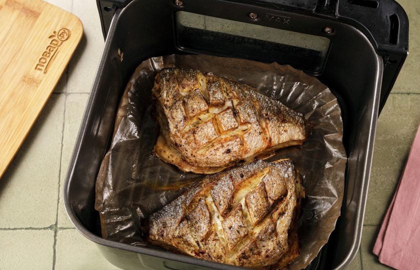 1. Этап. Дорадо в аэрогриле: Активируйте температуру в 180 градусов и время на 25 минут. В середине приготовления проверьте готовность рыбы — она должна начать подрумяниваться. Запеките дорадо в аэрогриле до мягкости. По желанию в процессе 1 раз можно перевернуть.