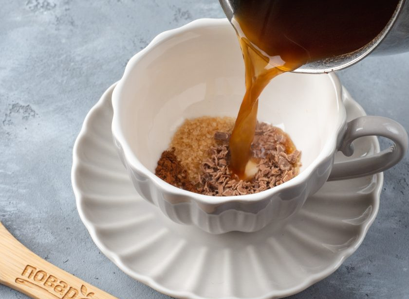 1. Этап. Кофе с пломбиром: Кофе сварите любым удобным способом. Я приготовила свежемолотый в турке. Крепость также делайте на свой вкус. Влейте кофе в чашку.