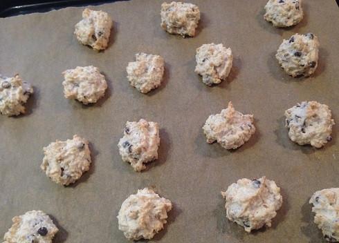 1. Этап. Легкое печенье с кокосом, орехами и шоколадом: 9. Ставим противень с печеньем в разогретую духовку на 1 минуту и затем выключаем духовку. Оставляем печенья в закрытой духовке на 3 часа. Печенье готово! Наслаждаемся!