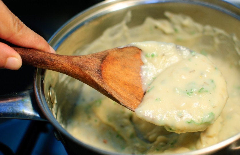 1. Этап. Вегетарианский бешамель: Мешайте, пока вегетарианский бешамель не загустеет до консистенции нежирной сметаны. Ваш соус готов!