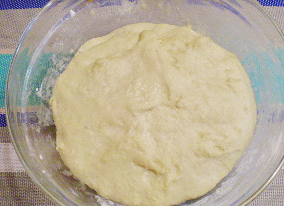 1. Этап. Дрожжевой пирог с вареньем: 6. Подошедшее тесто снова вымешайте. Разделите на две части - одну побольше, другую поменьше.