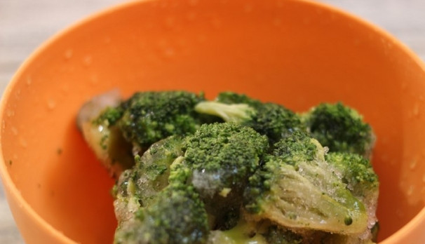 1. Этап. Брокколи под сырным соусом: 1. Отделяю соцветия брокколи и тщательно промываю их под струей холодной воды.