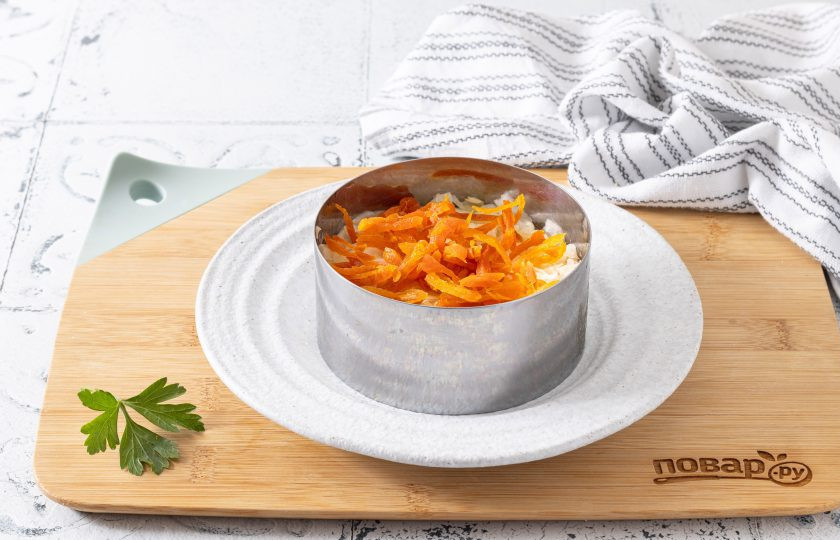 1. Этап. Салат Желание: Затем сделайте снова слой из капусты, а сверху выложите курагу.